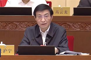 笑逐颜开！巴萨主席拉波尔塔乘车离开时不断向球迷鼓掌&竖大拇指